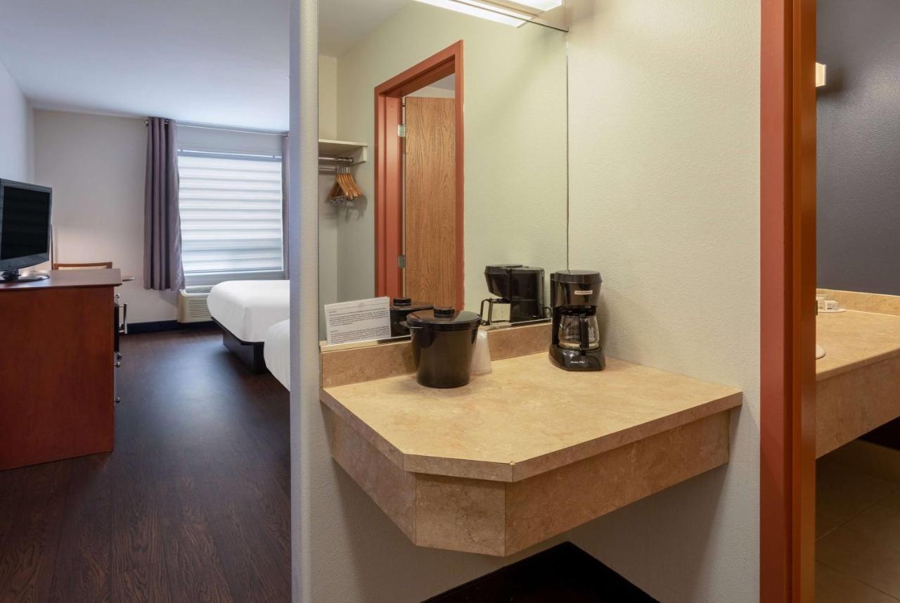 ซูเปอร์ 8 บาย วินด์แฮม ทรัว-ริวิเยร์ Hotel ทรัวส์-ริวิแยร์ ภายนอก รูปภาพ